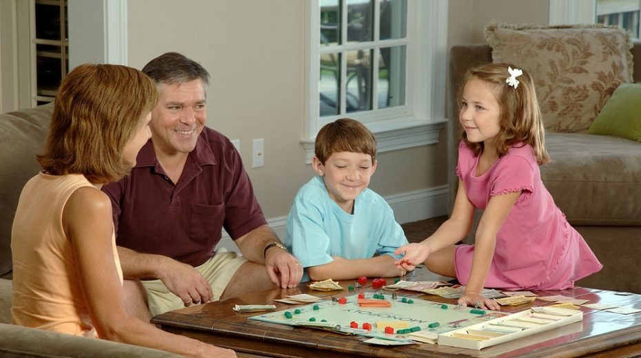 1280px-Family_playing_a_board-930x520